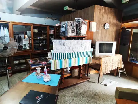 Casa 9 ambientes con 2 baños