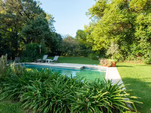 Venta de casa 7 ambientes sobre espectacular lote de 1478 m² en Tortugas Country Club
