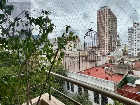 Venta Departamento en Balvanera con balcon al frente baño y toilette.