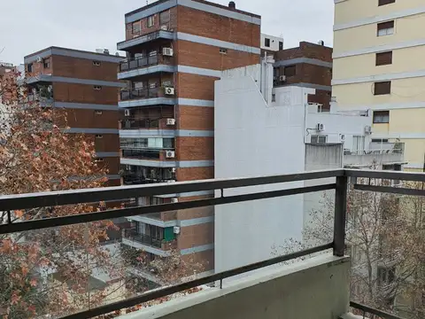 DEPARTAMENTO UN AMBIENTE CON BALCON AL FRENTE. EXCELENTE UBICACION