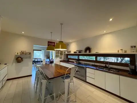 Casa en Venta con 3 cocheras
