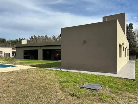 Casa en Alquiler con 2 cocheras
