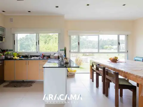 Casa 6 ambientes con 4 baños