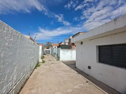CASA 2 DORMITORIOS C/COCHERA A ALBERDI A RESTAURAR