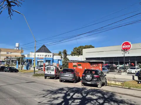 Excelente local sobre Av. Constitución