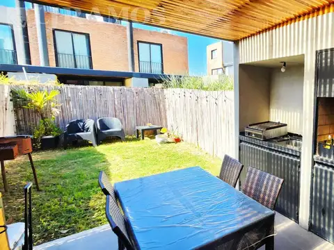 CASA EN VENTA EN SANTA ANA JOVEN CON 3 DORMITORIOS Y JARDIN