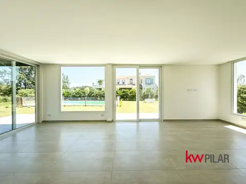 Casa en Alquiler con 2 cocheras