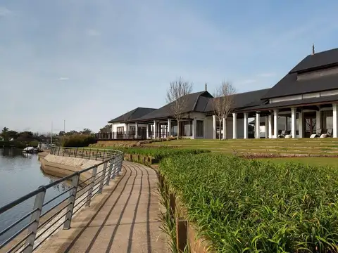 Lote en venta en Albanueva, son 925m2 en Barrio Náutico con excelente ubicación.