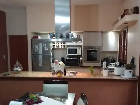 Casa 8 ambientes con 3 baños