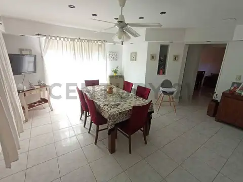 Casa 5 ambientes con 4 baños