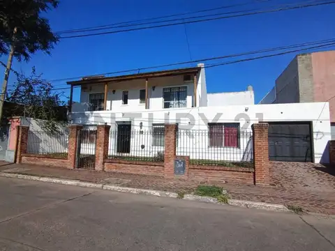 VENTA CASA 5 AMBIENTES CON PILETA, PARQUE Y GARAJE EN PILAR CENTRO - FINANCIACION