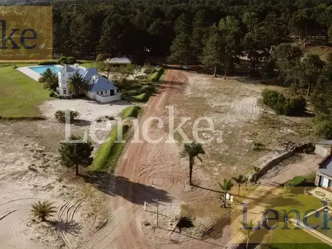 Venta de Lote en Barrio Privado El Faro de Carmelo, 9631 m2 en primera fila frente a la playa.