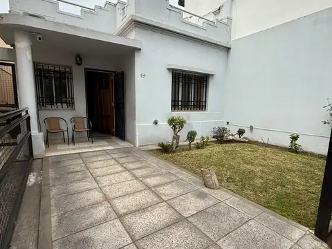 Tipo Casa 3 Ambientes al Frente en Planta Baja Entrada Independiente Patio y Terraza
