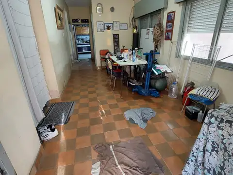 CASA EN LOTE PROPIO 4 A,MBIENTES CON GARAGE A RECICLAR - FONDO LIBRE - DEPARTAMENTO EN PRIMER PISO -