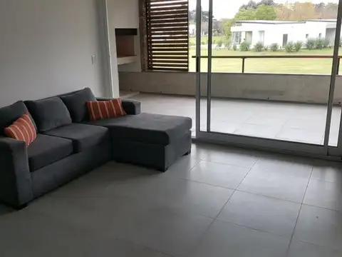 Av. Benavidez al 700