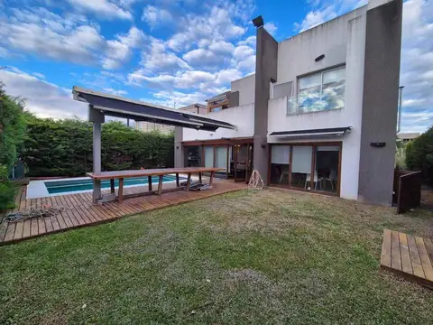 Casa en venta - 7 Dormitorios 5 Baños - Berazategui