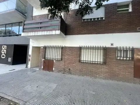 2 AMBIENTES CON PATIO Y LAVADERO CUBIERTO, TODO EN PLANTA BAJA, BAÑO COMPLETO Y COCINA INDEPENDIENTE