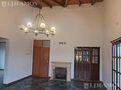 Casa en Alquiler con 4 cocheras