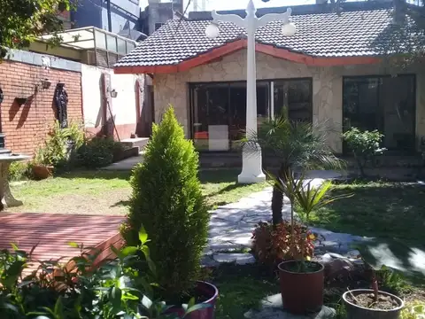 La Mansión 247 | Casa comercial, ideal: productora o centro cultural | Jardín, terraza, quincho y garage