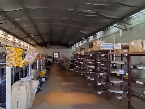 Local a la calle con depósito/galpón y oficinas. 400m² cubiertos. 10m de frente. Polo gastronómico