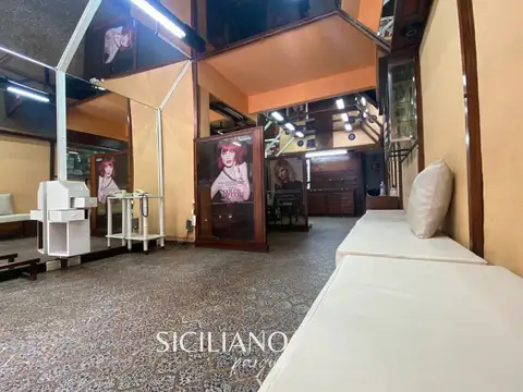 Local - Flores - Al frente con 2 baños y cocina - 50m²