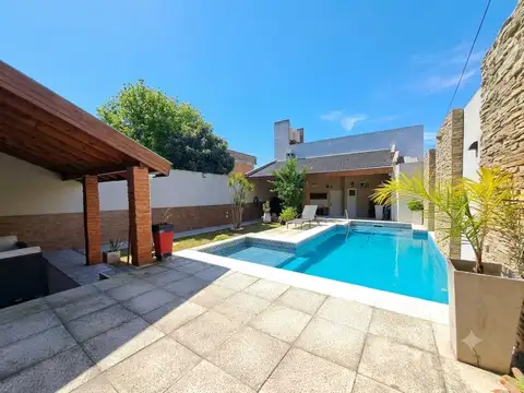 Casa 5 ambientes con 2 baños