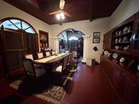 Casa 8 ambientes con 6 baños