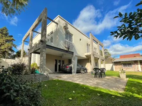 VENTA DE CASA 5 AMBIENTES. PARQUE LELOIR.