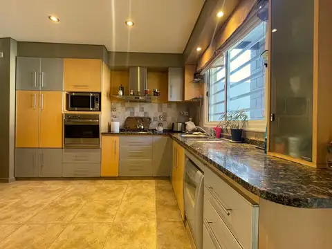 Casa 5 ambientes con 3 baños