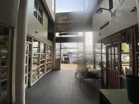 EXCELENTE GALERIA SOBRE CAMINO CENTENARIO Y CALLE CENTRICA PRNCIPAL.