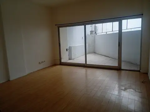 Excelente monoambiente con patio propio