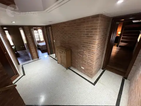 Casa en Alquiler con 3 cocheras