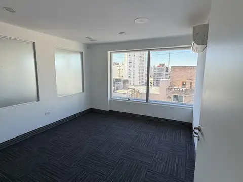 CENTRO -  IMPORTANTE OFICINA  EN ALQUILER DE PISO COMPLETO 220 m2