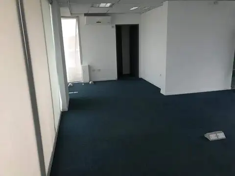 Oficina 6 ambientes con 4 baños