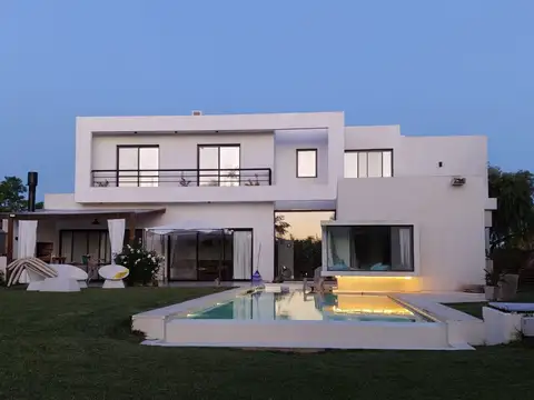 Casa 4 ambientes con 3 baños