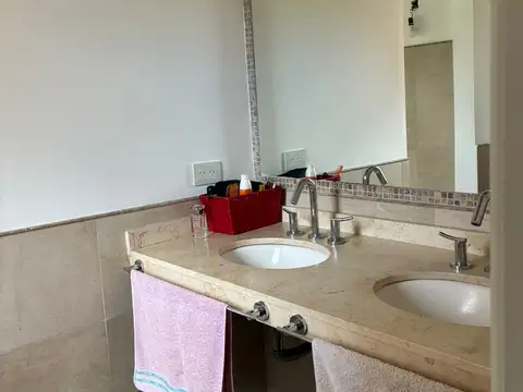 Casa en Alquiler con 2 cocheras