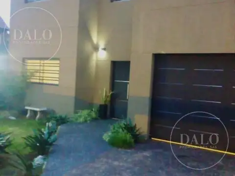 Casa en Alquiler con 2 cocheras