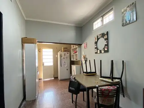 CASA EN VENTA 2 DORMITORIOS. 2 COCHERAS. PILETA