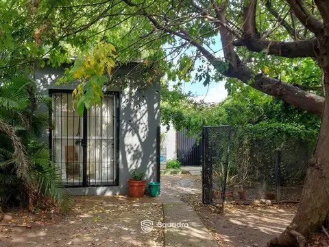 VENTA | PERMUTA - Casa de pasillo 1 dormitorio, con jardín - Fisherton.