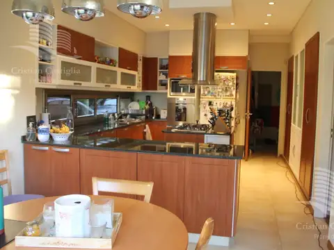 Casa en Alquiler con 2 cocheras