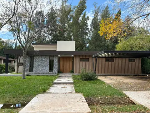 Casa en Barrio Privado La Codorniz, sobre Av. San Martín - Ruta 4