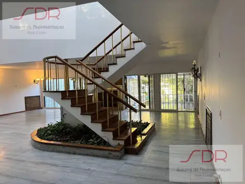 Casa en Alquiler con 3 cocheras