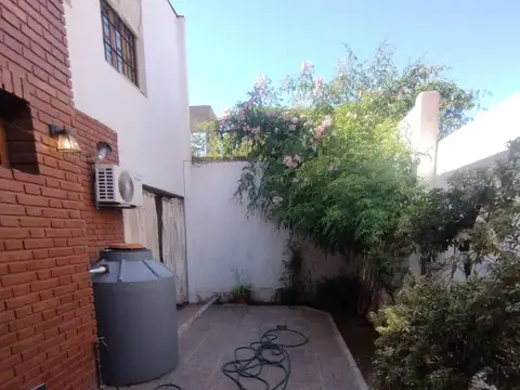 Casa 8 ambientes con 2 baños