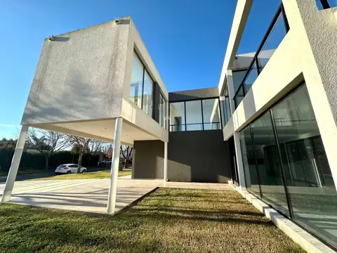 Casa en Alquiler en Haras Santa María, USD 2.300