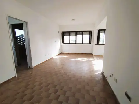Muy luminoso tres ambientes reciclado con cochera y terraza en Ramos Mejía
