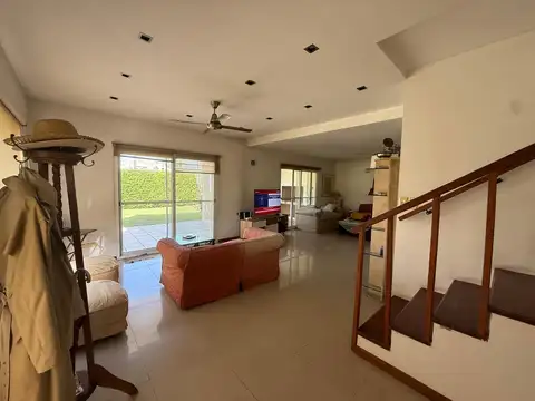 Casa 5 ambientes con 3 baños