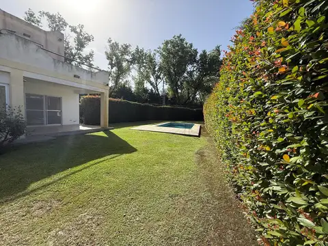 Casa en Venta con 4 cocheras