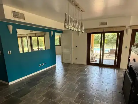Casa 5 ambientes con 4 baños