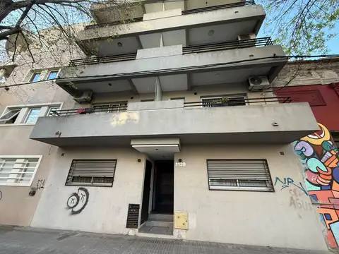 Departamento de una habitación con balcón en zona Plaza Malvinas
