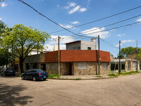 Casa en venta barrio Azcuenaga 2 dormitorios reciclada terraza quincho parrilla apto credito luminos